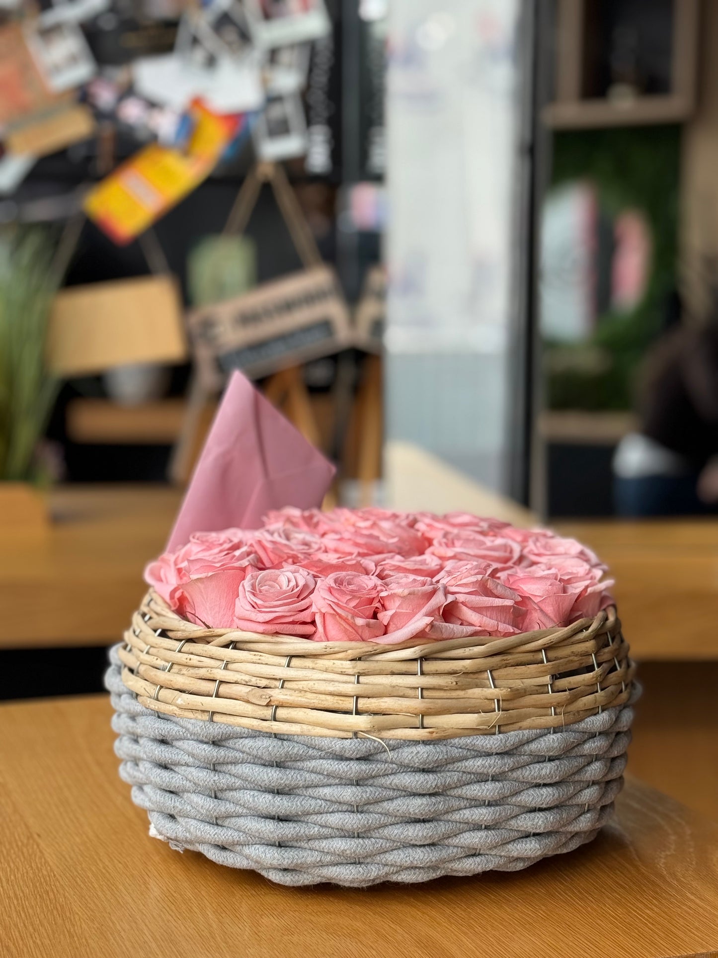 Кутия с розови рози